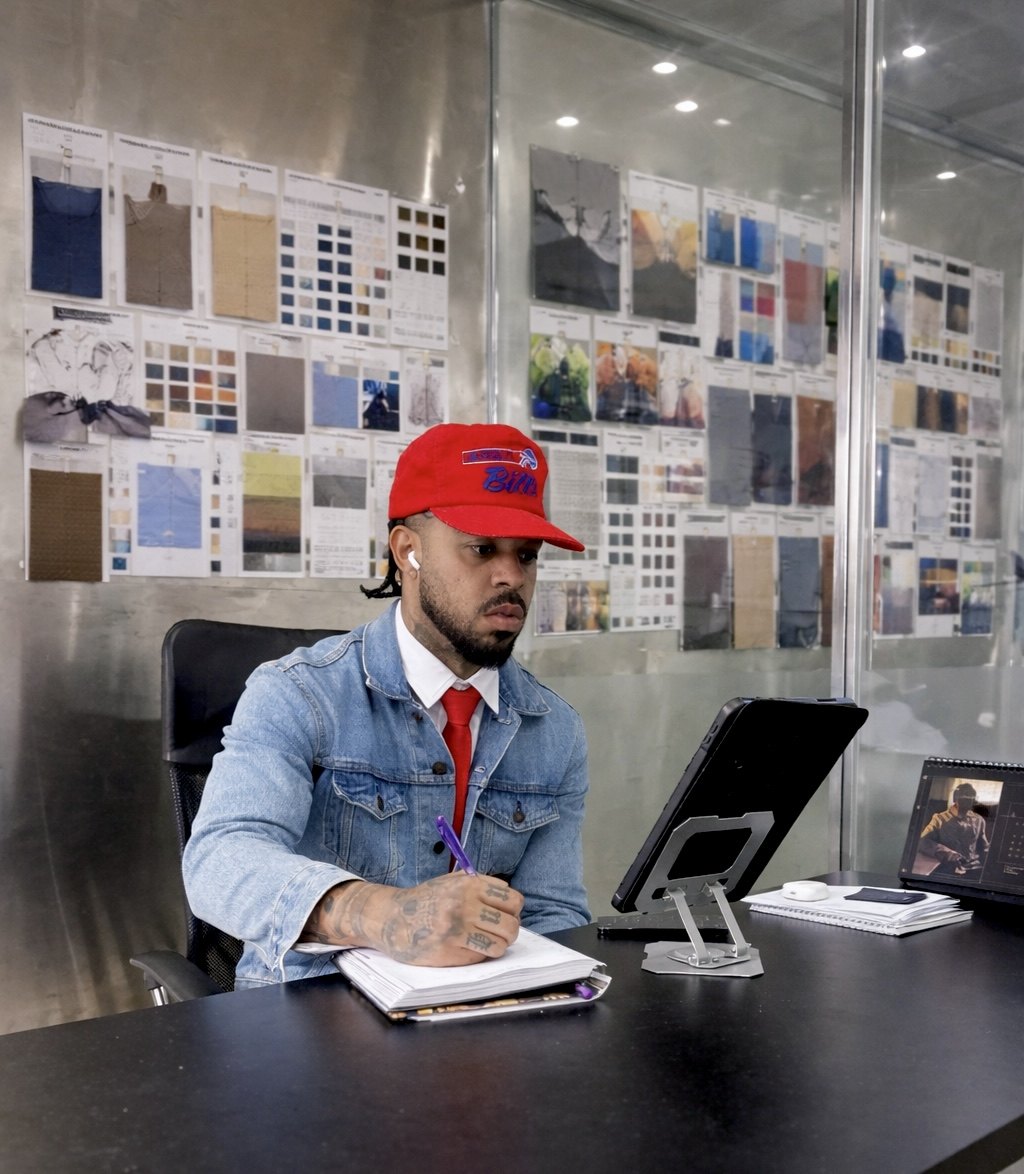 Guga Veríssimo desenhando no ateliê